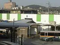 焼失後の仮対処がなされた東口(2006年3月5日撮影)