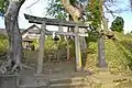 くびれ部に青塚社（左）、後円部に石室（右上）
