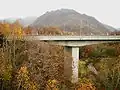 新盤の沢橋と観音岩山