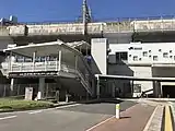 JR南口駅舎。駅舎下の通路は既存歩道ボックスを活用している。