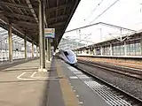 2番のりばに停車中の500系左が1番のりば、上下通過線を挟み右が3番のりば（2011年）