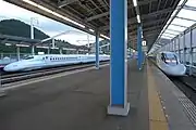 1番のりばに停車中のこだま728号と3番のりばに停車中のこだま821号（2018年）