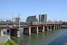 神崎川に架かる新神崎川橋梁には、東海道本線時代の橋脚が一部流用されていた。円柱形の橋脚がそれである。
この新神崎川橋梁は、淡路駅付近立体交差事業に伴い、2017年に仮線（左写真奥）に切り替えられている。