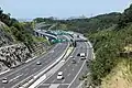 新東名から豊田東JCTを望む。伊勢湾岸自動車道の起点は山間部であるが、すぐに平野に移行する。奥に豊田市街を望む。