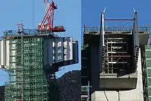 コスト縮減の一環として採用されている鋼とコンクリートの複合構造。上部工の両側が波打っているのは鋼（波形鋼板）である。これにより全てをコンクリート製とする場合と比べて重量が軽減される。その結果として基礎や橋脚の負担が軽減することで下部構造を縮小してコスト低減につながり、併せて工期も短縮できることで、この点でも建設費の圧縮に貢献している。この波形鋼板ウエブPC箱桁橋は、2000年代に入って以降は高速道路の橋梁では標準的な構造となり、新東名でも複数採用されている。画像左は新赤渕川橋（駿河湾沼津SA - 新富士IC間）。画像右は建設中の同型の橋（静岡県駿東郡小山町付近）。鋼とコンクリートの組み合わせであることが判る。