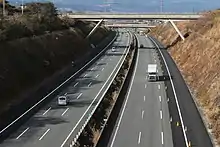 2018年には静岡県区間の本線で6車線化の事業許可が下りた。左画像は拡幅工事中の三岳山トンネル付近（浜松SA - 浜松いなさJCT間）。画像右は御殿場JCT - 浜松いなさJCT間の全線6車線化完成間近の新東名（新富士IC付近、2020年12月19日撮影）。