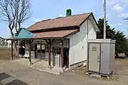 ホームから見た駅舎（2020年4月）