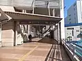 当駅とイオンモール津田沼を結ぶ連絡通路(2012年3月)
