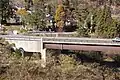 右岸上流の山腹道路（崖上）から見下ろす