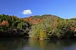 新池と猿投山（豊田市藤岡飯野町、2011年（平成23年）12月）