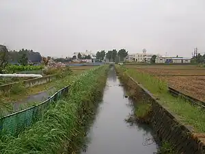 新川と馬宮中学校(2009年9月30日撮影)