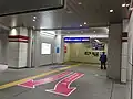 新京成線と北総線・成田空港線との連絡通路口（2019年6月）※かつてはこの通路から地下を通り地上駅舎へ向かっていた