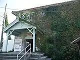ツタに覆われた駅舎（2020年10月）
