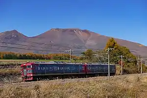 浅間山をバックに走行する115系（2017年11月 信濃追分駅 - 御代田駅間）