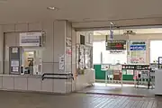 改札口と自動券売機(2022年2月)
