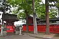 本殿（右）と稲荷社（左）