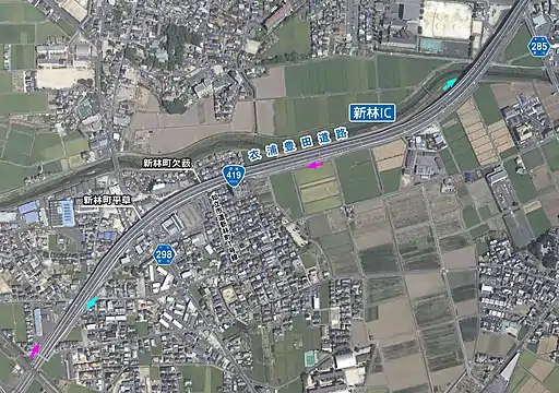 新林IC周辺。左下は有料区間終点の流出・流入路。帰属：国土交通省「国土画像情報（カラー空中写真）」配布元：国土地理院地図・空中写真閲覧サービス