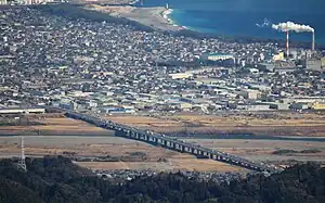 浜石岳から見下ろす富士川に架かる国道1号の新富士川橋(2016年2月10日撮影)