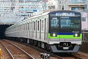 新宿線で使用される10-300形(2022年11月、船堀駅)