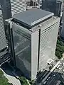都庁第一本庁舎より。屋上の採光設備がみられる。