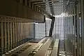 吹き抜けを下から見る。中央に渡り廊下。