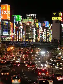 深夜でも混雑する靖国通り大ガード（中央）と歌舞伎町一番街（奥）