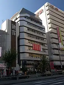 新宿ごちそうビル。右隣は阿部野橋ターミナルビル(あべのハルカスウイング館へ改装される前の姿)