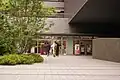 グランドプラザ西側から見た1階の店舗「セブンイレブン」。12年5月24日撮影