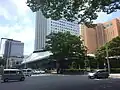 地上からの様子。三角広場の上部が見える。