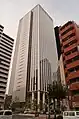 十二社通りから見た新宿フロントタワー