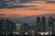新宿駅側から高層ビル群越しにみる富士山