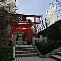 銀世界稲荷神社。敷地の西側にある。右後方は都庁第1庁舎。