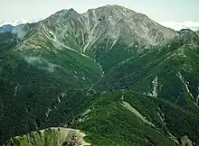 塩見岳から望む間ノ岳