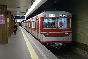 新開地駅の神戸電鉄神戸高速線ホームに停車する神戸電鉄車両