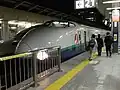 新潟方先頭、10号車先頭には「がんばろう日本!がんばろう東北!」のステッカーが貼られている。（2011年9月22日 東京駅）