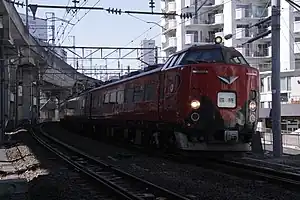 2011年に運転された新幹線リレー号583系(上)485系(下)