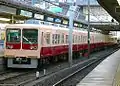 新京成電鉄8000形電車（改造前）。京成千葉線への直通運転前は窓上部の両端に設置されていなかった。