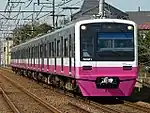 新京成N800形の大地帰路間接結合方式の誘導無線アンテナ設備と空間波無線アンテナ設備。屋根上に自社線用の空間波無線と直通先用の誘導無線でそれぞれアンテナを装備している。
