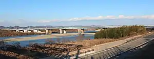 木曽川に架かる新木曽川橋(国道22号(名岐バイパス)、木曽川左岸の下流側より)