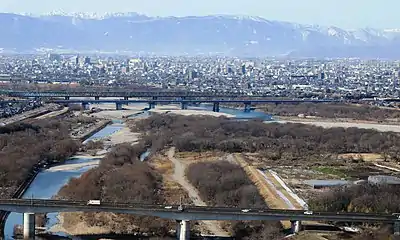約260m下流には東海道線の木曽川橋梁(鉄道橋)東側の木曽三川公園138タワーパークのツインアーチ138より