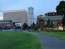 新港中央広場よりナビオス横浜と横浜ワールドポーターズを撮影