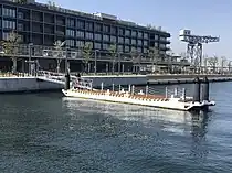 同じく浮桟橋「新港ふ頭さん橋」と再整備された8号岸壁（正式供用開始・再整備後の2022年4月撮影）
