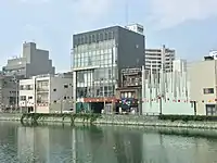 しんまちボードウォーク沿いの建物、画像中央部に新館の当ビル（2017年8月）