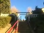 参道から鳥居を見上げる