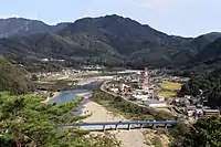 小倉山城跡の展望台から望む新美濃橋とその周辺