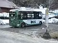 バス停留所に停車する小型車や02系統、篠原バス停にて2014年撮影