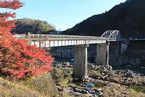 右岸下流側から望む木曽川に架かる岐阜県恵那市にある岐阜県道72号恵那蛭川東白川線の東雲橋(2014年11月18日撮影)