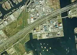 1989年(平成元年)撮影。首都高速湾岸線が開通し、東雲飛行場は消滅した。国土交通省 国土地理院 地図・空中写真閲覧サービスの空中写真を基に作成。