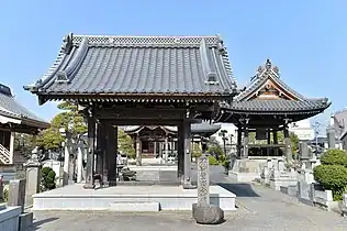 山門と「不許葷酒入山門」戒檀石