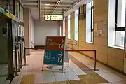 新白河駅の5番線ホームに向かう階段は、未使用時には閉鎖される。